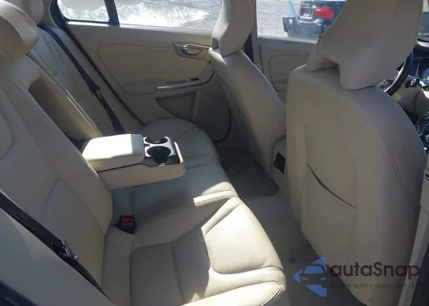 2015 Volvo S60 T5 Premier z USA, uszkodzony, nr VIN YV140MFKXF2337557